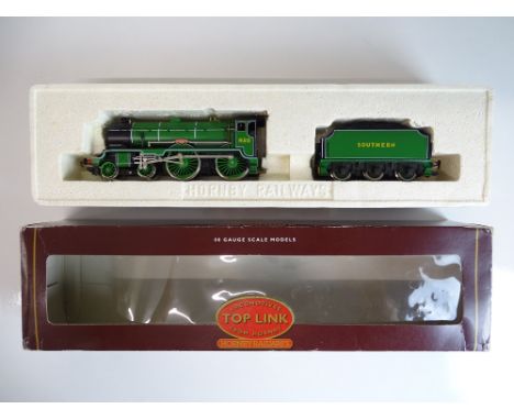 OO SCALE MODEL RAILWAYS: A HORNBY R2018 Schools Class steam locomotive in Southern Green livery 'Radley' - VG in G/VG box