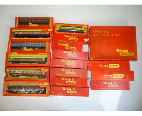 OO SCALE MODEL RAILWAYS: A group of mixed TRI-ANG / HORNBY coaches some possibly in incorrect boxes - F/G in F/G boxes (18)