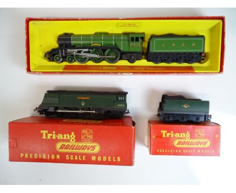 OO SCALE MODEL RAILWAYS: A pair of TRI-ANG / HORNBY steam locomotives to include: 'Flying Scotsman' and 'Winston Churchill' -