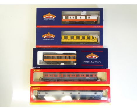 OO SCALE MODEL RAILWAYS: A mixed group of coaches by BACHMANN and HORNBY - to include RTC and Network Rail examples - VG in G