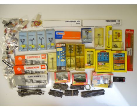 HO SCALE MODEL RAILWAYS: A quantity of European Outline electrical lights and accessories together with other spare parts and