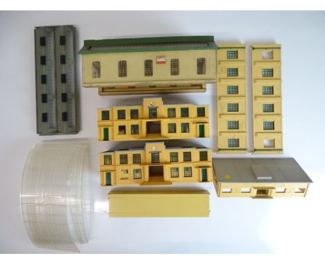 OO SCALE MODEL RAILWAYS: A selection of HORNBY DUBLO buildings to include station buildings, canopies and an original pre-war