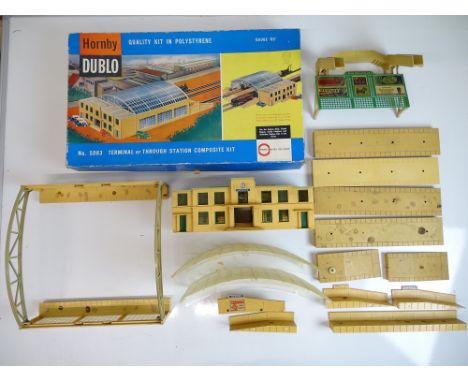 OO SCALE MODEL RAILWAYS: A HORNBY DUBLO 5083 built station composite kit with components together with original empty kit box