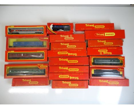 OO SCALE MODEL RAILWAYS: A group of mixed TRI-ANG / HORNBY coaches (including two engineering department examples) to include