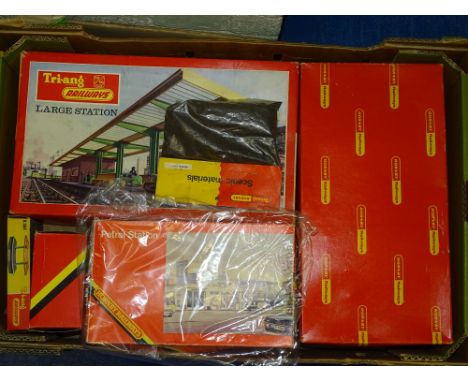 OO SCALE MODEL RAILWAYS: A crate containing a large quantity of TRI-ANG / HORNBY boxed station kits together with a HORNBY pe