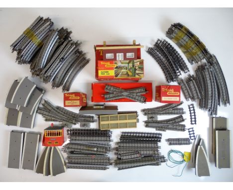 OO SCALE MODEL RAILWAYS: A large crate of TRI-ANG track and station accessories - F/G (Q)