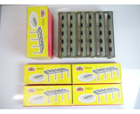 OO SCALE MODEL RAILWAYS: A group of HORNBY DUBLO buildings and building kits comprising: a 5005 engine shed and 2 x 5006 exte
