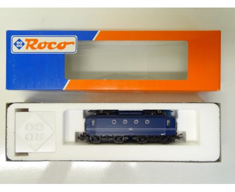 HO SCALE MODEL RAILWAYS: A ROCO 63655 Dutch Outline Serie 1100 electric loco in NS blue livery - G/VG (one buffer missing) in