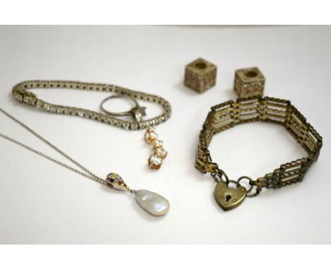 A SMALL COLLECTION OF ITEMS, to include a silver gate bracelet with heart shape padlock clasp, a necklace with freshwater bar