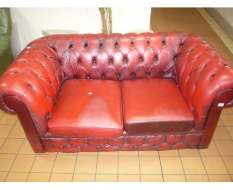 SMALL RED LEATHER TWO SEATER CHESTERFIELD SOFA (sd) 