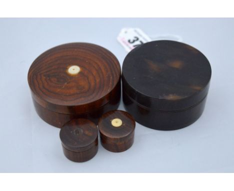 A CIRCULAR SHAPE TORTOISESHELL TRINKET BOX, together with a circular treen boxes (4) 