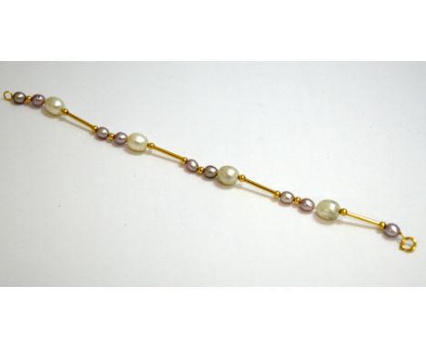 A PEARL BRACELET, with grey/mauve coloured freshwater pearls, stamped 585, length 18cm 