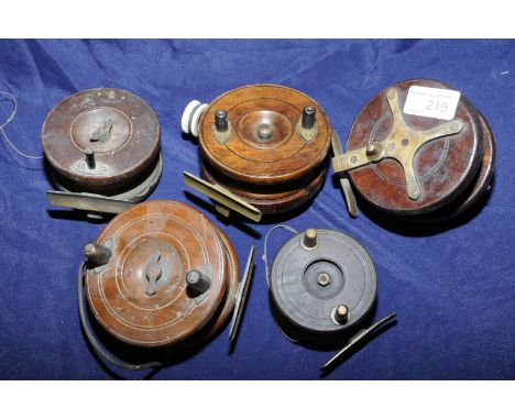 Selection of various assorted wooden Scarborough type fishing reels of various diameters, one with additional guide ring and 
