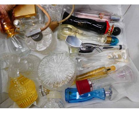 Seventeen vintage scent bottles/atomisers