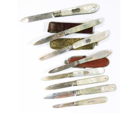 A large sized George V silver and mother of pearl fruit knife, the shaped handle with (vacant) shield cartouche, with plain b