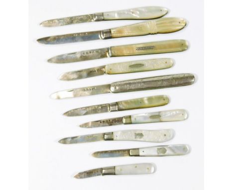 An all over Edwardian silver fruit knife, with shaped handle and plain blade, Sheffield 1909, (when open) 14cm wide, and nine