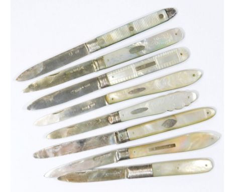 An Edwardian silver and mother of pearl fruit knife, with shaped handle and plain blade, Sheffield 1906, (when open) 14cm wid