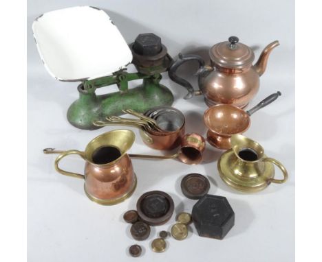 Various brass and copper ware, etc., to include a graduated set of miniature pans with copper bodies and pierced brass handle