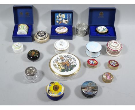 Various patch boxes, snuff boxes, etc., to include an Italian micro mosaic style example on base metal ground, 4cm wide, a Co