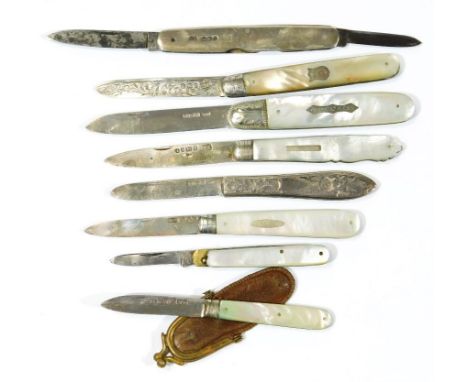 An all over Edwardian silver fruit knife, with shaped handle and plain blade, (when open) 12cm wide, Sheffield 1906, a cased 