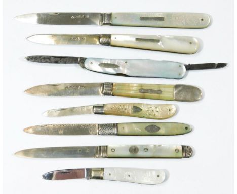 A George V silver and mother of pearl style fruit knife, with shaped flowerhead, pistol handle and plain blade, Sheffield 192