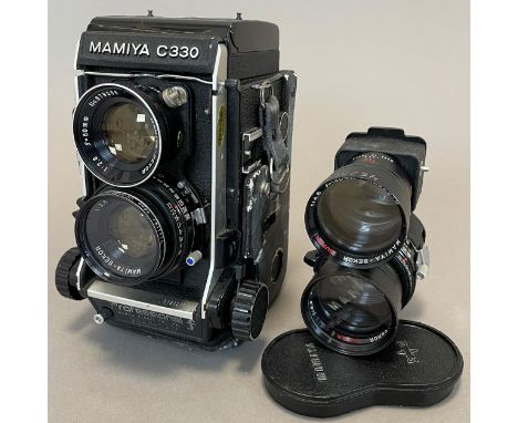 Kamera Mamiya C330 Professional F mit 2 Objektiven. Japan.Circa 18 cm x 12 cm x 13 cm das Gehäuse. Lichtschacht. Objektive: S