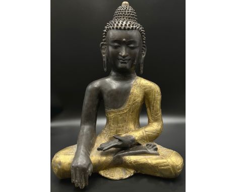 Sitzender Buddha. 19. / 20. Jahrhundert. Südasien.43 cm hoch. 8,5 kg. Asiatika. Metall/ Bronze.Sitting Buddha. 19th / 20th ce