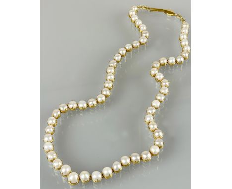Perlencollier mindestens 750 Gelbgold.Circa 52,3 Gramm Gesamtgewicht. Circa 25 cm lang im geschlossenen Zustand. Perlenschmuc