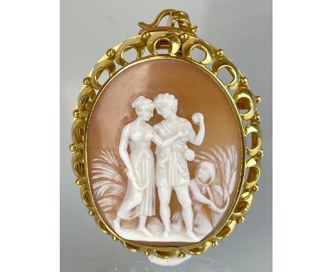 Kamee-Anhänger / Brosche in 750 Gelbgold-Fassung.Circa 22,1 Gramm Gesamtgewicht. Circa 47 mm x 37 mm mit Fassung. Schmuck. Ka
