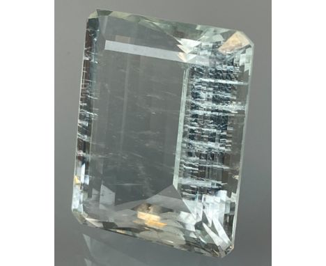 Ein Aquamarin von circa 52.98 ct. Schöne, hellblaue Farbe.Circa 26 mm x 21 mm x 10 mm. Schmuck. Edelstein. Oktagon Schliff. N