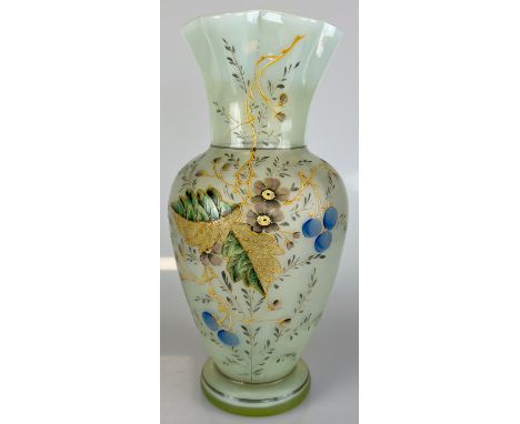 Opalglas-Uranglasvase, wohl Böhmen, um 1900.Circa 27 cm hoch. Balusterform mit gewelltem Hals. Dekoriert auf Schauseite mit E