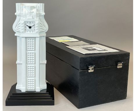 Rosenthal Uhren-Objekt "Bell Tower" von Eduardo Paolozzi. 1988.Circa 45,5 cm x 17 cm x 13 cm ohne Sockel. Limitierte Kunstrei