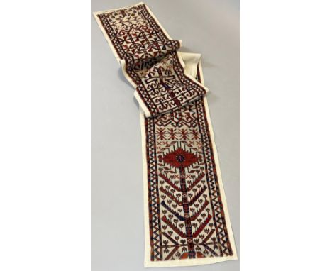 Tekke- Zeltband Fragment, Turkmenistan. 1 Hälfte 19. Jahrhundert.Circa 284 cm x 34 cm. Kategorie:&nbsp;Teppiche, Läufer und T