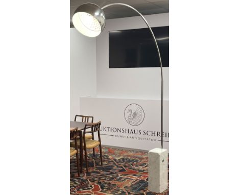 Bogenlampe im ARCO-StilCirca 232 cm (Höhe), 220 cm (Ausladung/Tiefe), 32 cm im Durchmesser (Schirm). Eleganter Marerialmix au