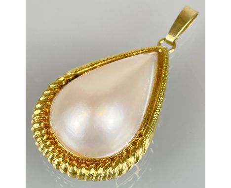 Anhänger 750 Gelbgold mit Perle in Tropfenform.Circa 10,8 Gramm Gesamtgewicht. Schmuck. Circa 32 mm x 22 mm. Perle circa 25 m