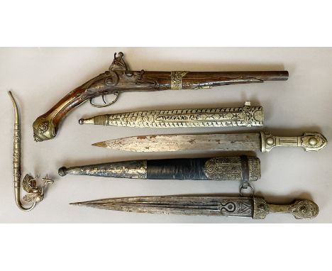 3-teiliges Konvolut Militaria und 1 Pfeife. Osmanisches Reich / Kaukasus. Um 1900.Bestehend aus: 1x Steinschloss-Pistole mit 