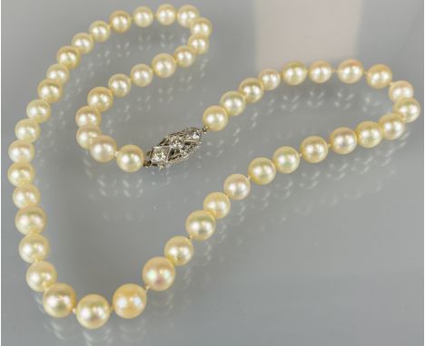Perlenkette mit Art Déco - Verschluss. 750 Weißgold und 3 Brillanten.Schmuck. Circa 20,5 cm die Kette im geschlossenen Zustan