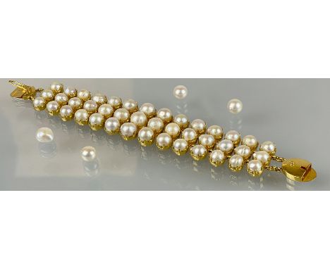 3-reihiges Perlenarmband mindestens 750 Gelbgold.Circa 75,4 Gramm Gesamtgewicht. Circa 18 cm lang im geöffneten Zustand. Perl