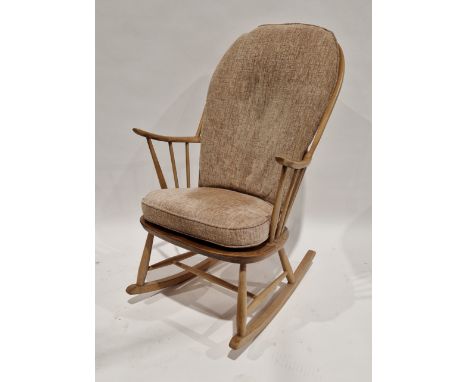 Ercol comb-back double bow "Chairmakers" Windsor rocking chair, the chair raised on sleigh runners with shaped seat on turned