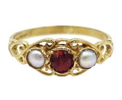 9ct gold orange garnet and pearl ring, hallmarked Condition Report &amp; Further Details Approx 1.5gm, size L-M