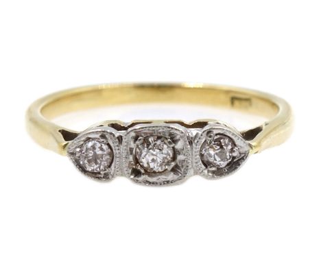 Early 20th century gold three stone old cut diamond ring, stamped 18K Condition Report &amp; Further Details Approx 2.1gm, si