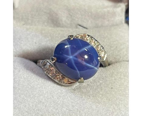 Exceptional 5ct star sapphire, 8pc. 0.5ct diamonds ring in 14K gold. Weight 6.54 grams. Size 10.75. Condition: Good, minor ag