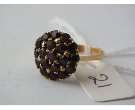 Vintage 18ct gold and circular garnet cluster ring  approx size P 5.3g inc      