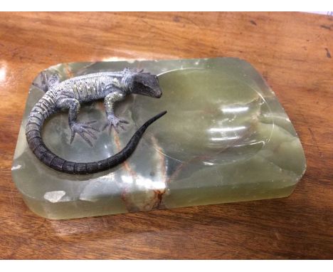 An onyx dish mounted with a cold painted bronze sculpture of a lizard, the dish 17cm wide x 12cm deepThe dish with a couple o