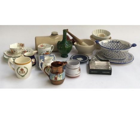 A mixed box of ceramics to include Wedgwood Etruria trinket boxes; Shelley plates; stoneware water bottle; jelly mould; Queen