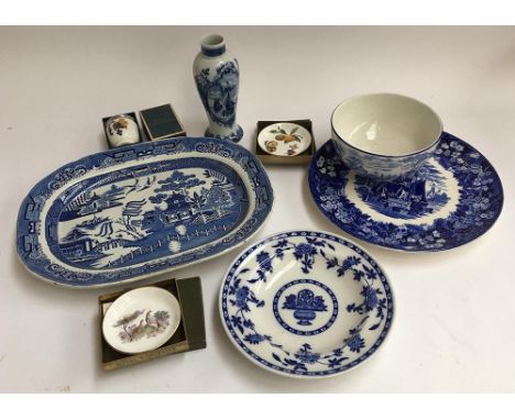 A mixed lot of blue and white ceramics, to include a Delft 507 plum vase; a Ridgways blue and white bowl; Staffordshire Willo