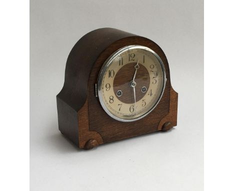 An oak cased mantel clock, 22cmH 