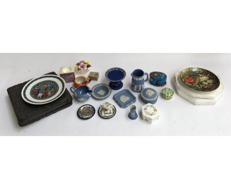 A mixed lot of ceramics to include Wedgwood jasperware, Wedgwood 'Mirabelle' trinket box; Furstenberg collectable plates etc 