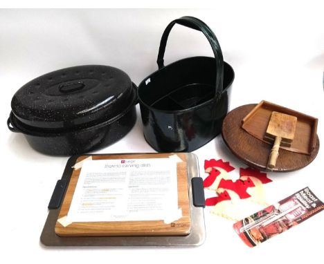 A mixed lot to include enamel self basting roasting dish; mop bucket; 'inRange' thermo carving dish; poultry thermometer etc 