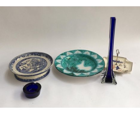 A mixed box of ceramics and glass to include antique Willow pattern blue &amp; white tazza raised cake stand 28cm diameter; v